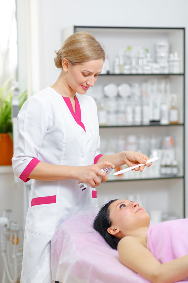 Femme portant un uniforme dans son institut de beauté