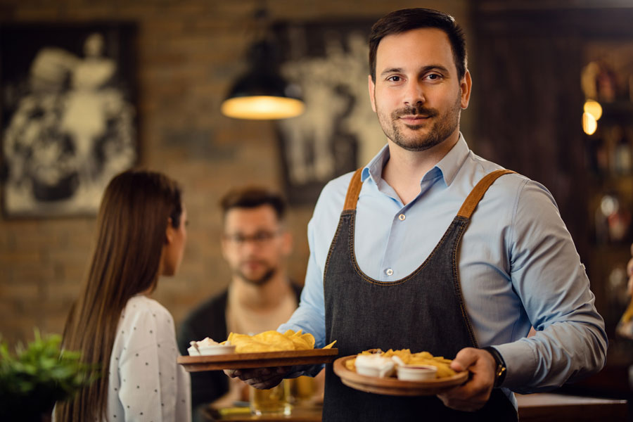 Serveur de restaurant avec un uniforme de service personnalisé