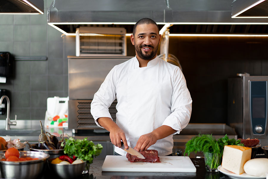 Cuisinier de restaurant avec une tenue de travail sur-mesure